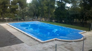 Piscina con la lona protectora de invierno