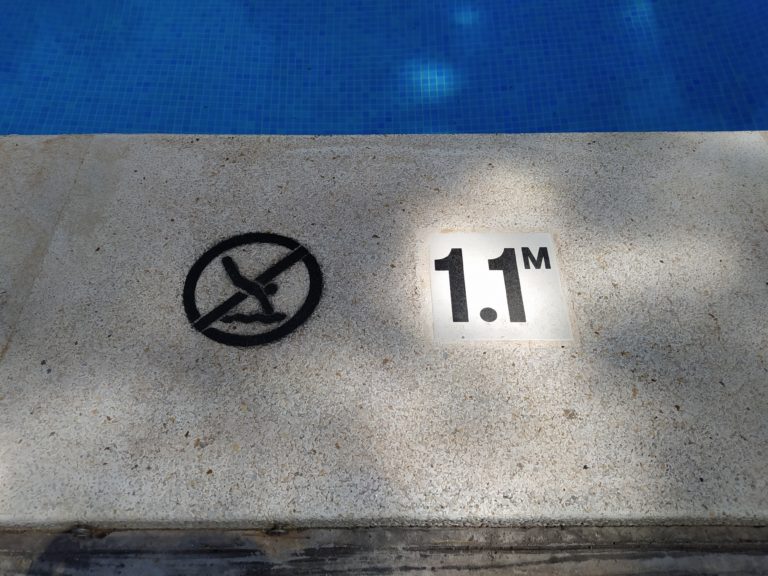 Prohibido saltar al agua