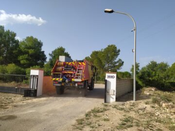 Bomberos forestales cargando desde hidrante Villalonga