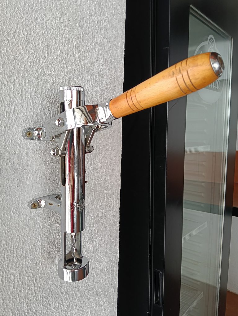sacacorchos de pared