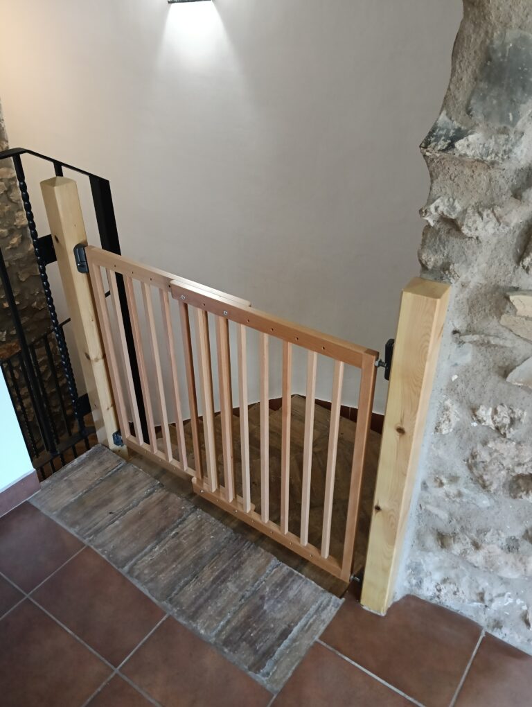 puerta seguridad escalera masia villalonga